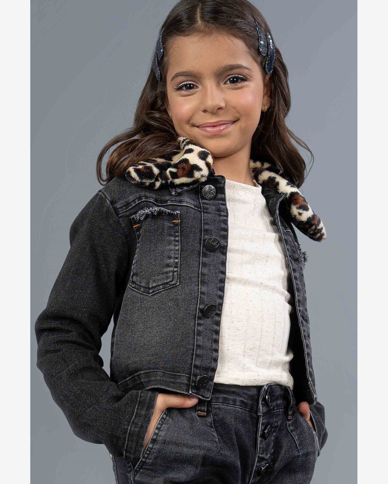 Jaqueta cropped em denim black  Pakita