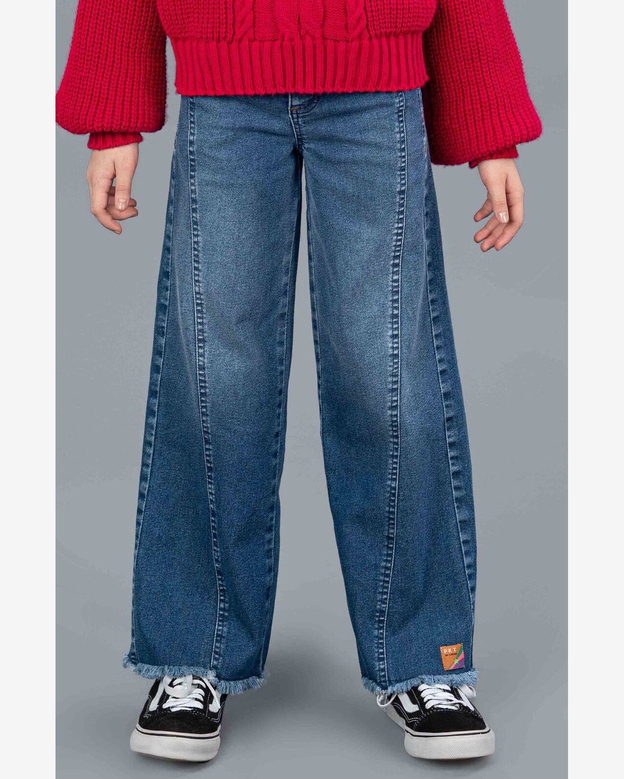 Calça wide leg em denim com elastano com recorte frente e barra desfiada Pakita