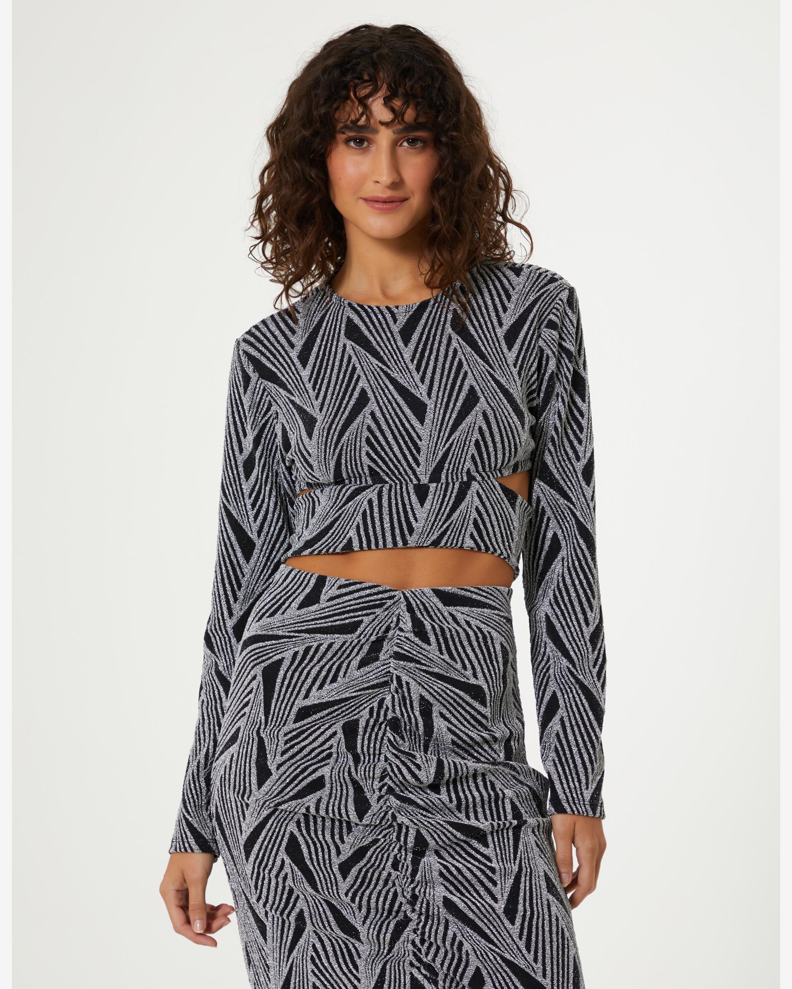 Blusa Cropped em Malha Com Recortes - Preto Com Prata